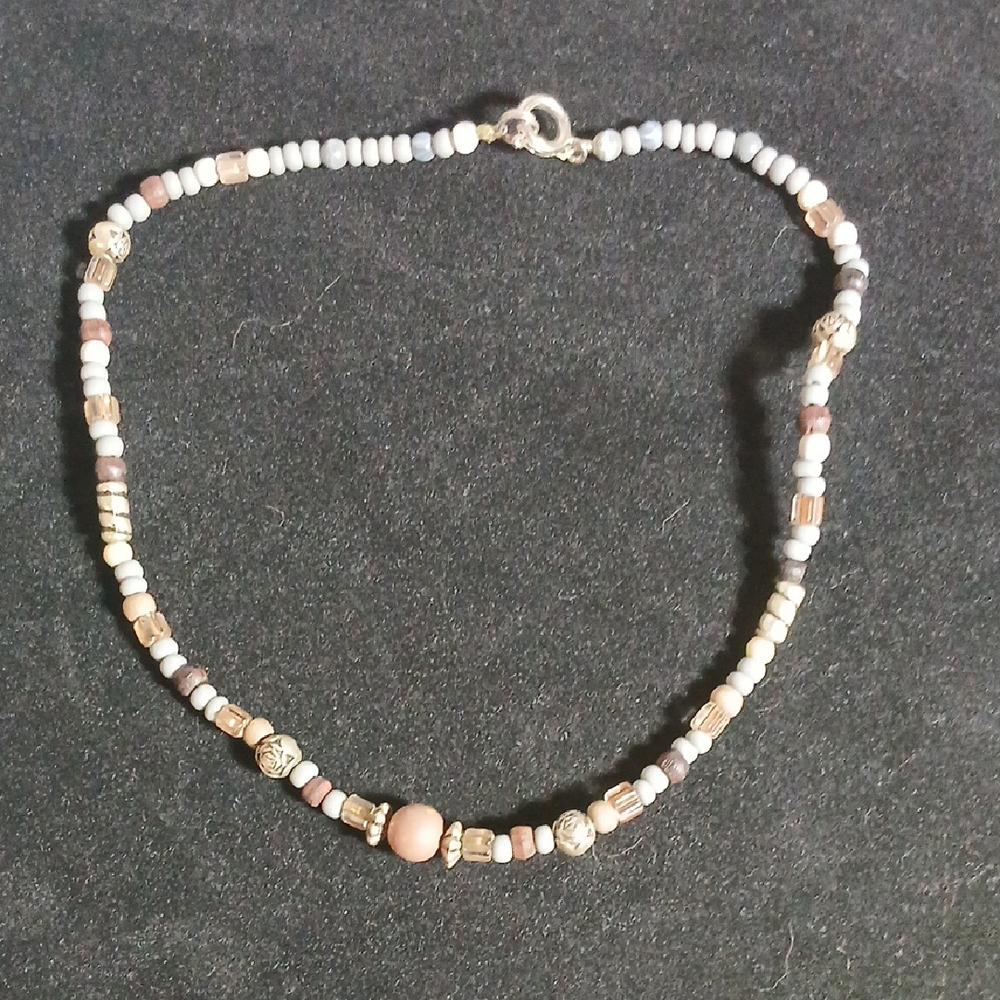 Chic Beaded Necklace in Gold and Cream